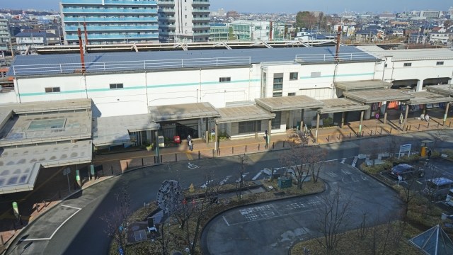 新座駅の駅舎とロータリー（埼玉県新座市）