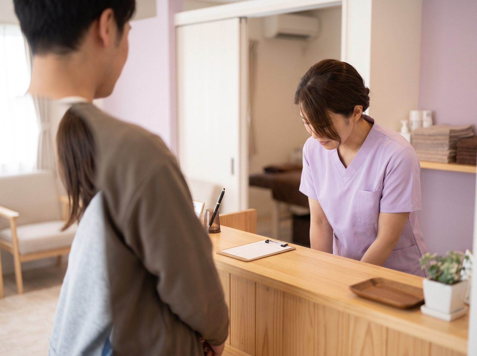 受付でお話をうかがう様子